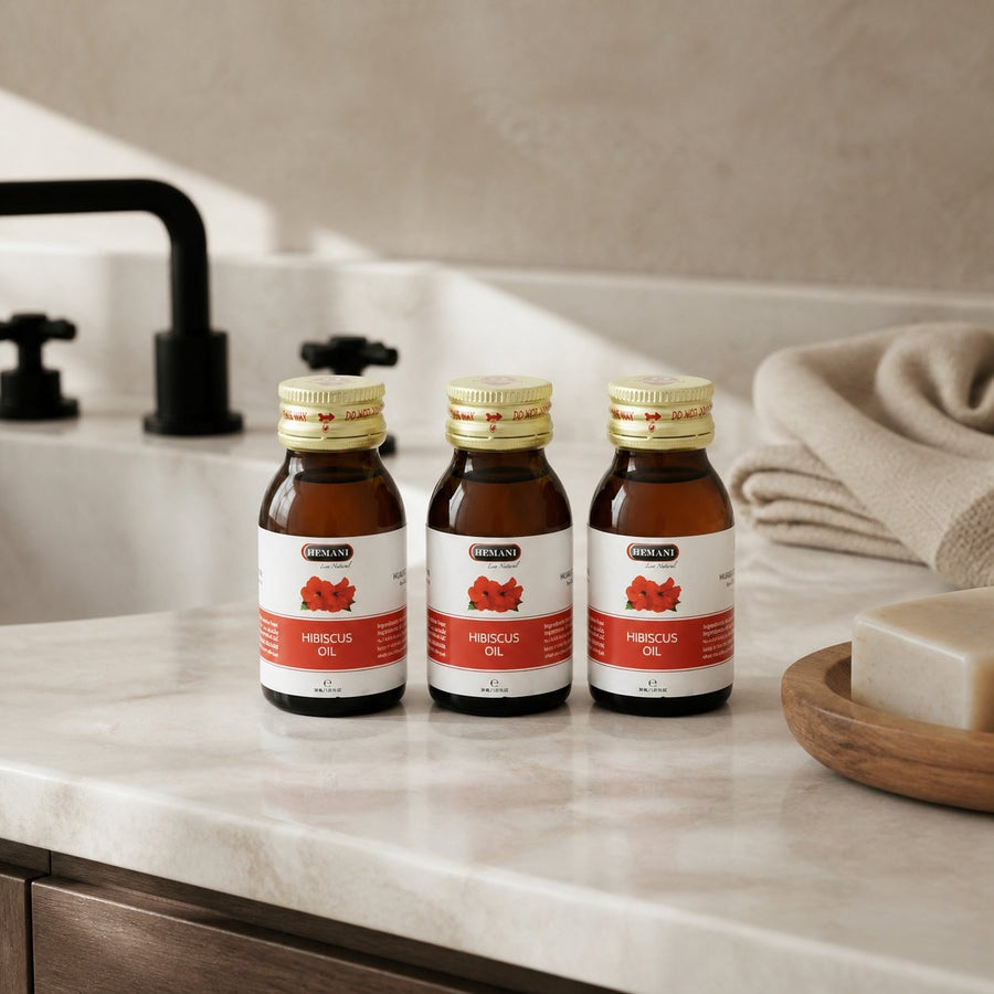 3 Huile d'Hibiscus 30mL 100% Naturelle Hemani – présentation du produit dans une salle de bain lumineuse et naturelle