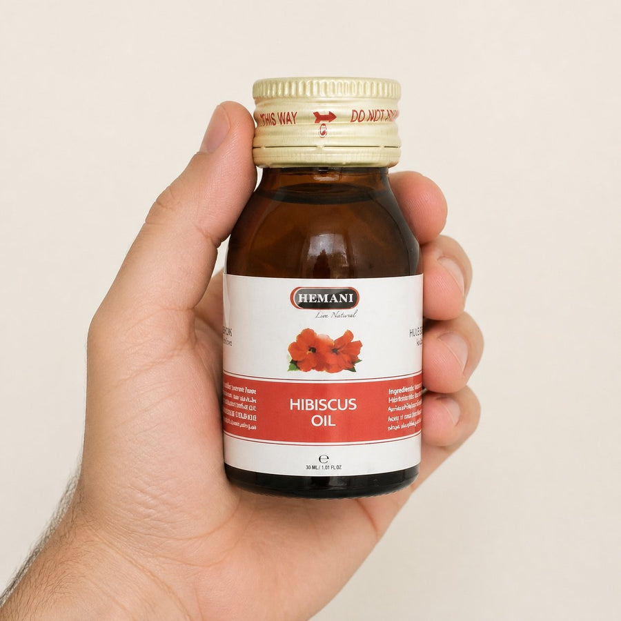 3 Huile d'Hibiscus 30mL 100% Naturelle Hemani – taille et contenance réelles du produit en main
