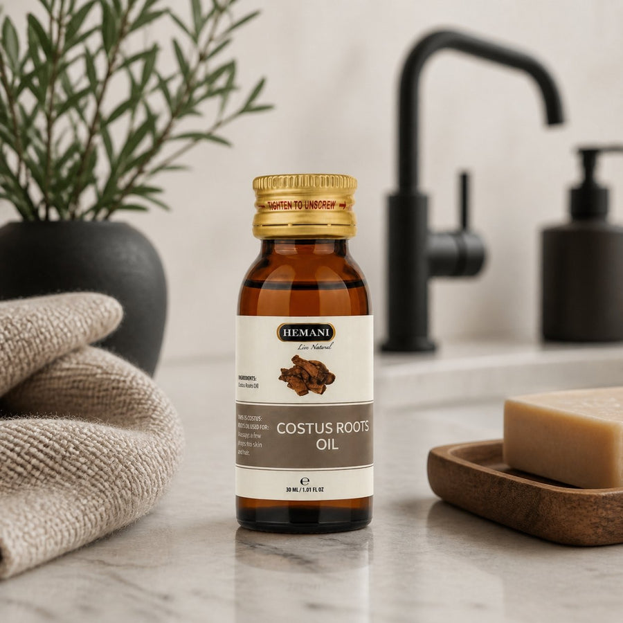 4 Huile de Costus Indien 30mL Hemani 100% naturelle – présentation du produit dans une salle de bain lumineuse et naturelle
