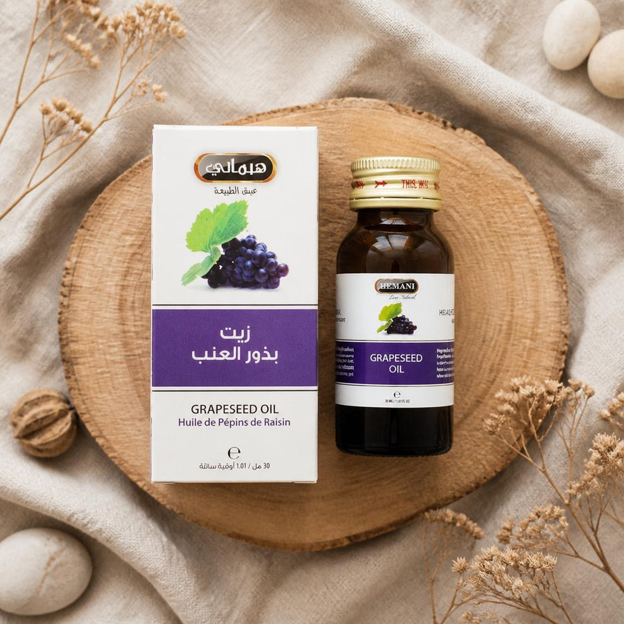 4 Huile de Pépin de Raisin 30mL 100% Naturelle Hemani – composition flat lay avec éléments naturels, vue du dessus