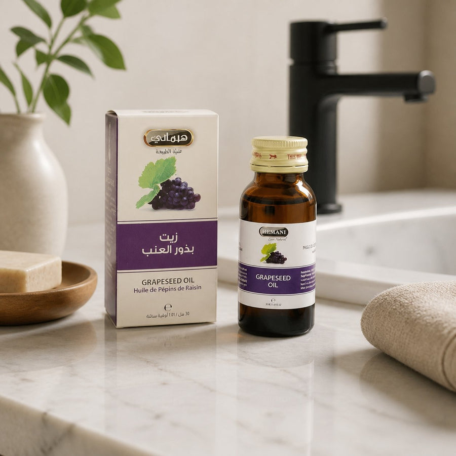 4 Huile de Pépin de Raisin 30mL 100% Naturelle Hemani – présentation du produit dans une salle de bain lumineuse et naturelle