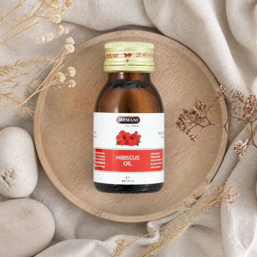 4 Huiles d'Hibiscus 30mL 100% Naturelle Hemani – composition flat lay avec éléments naturels, vue du dessus