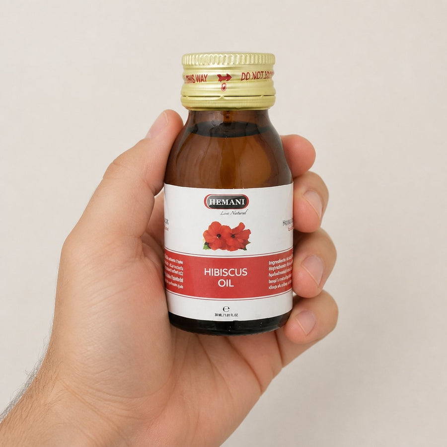 4 Huiles d'Hibiscus 30mL 100% Naturelle Hemani – taille et contenance réelles du produit en main