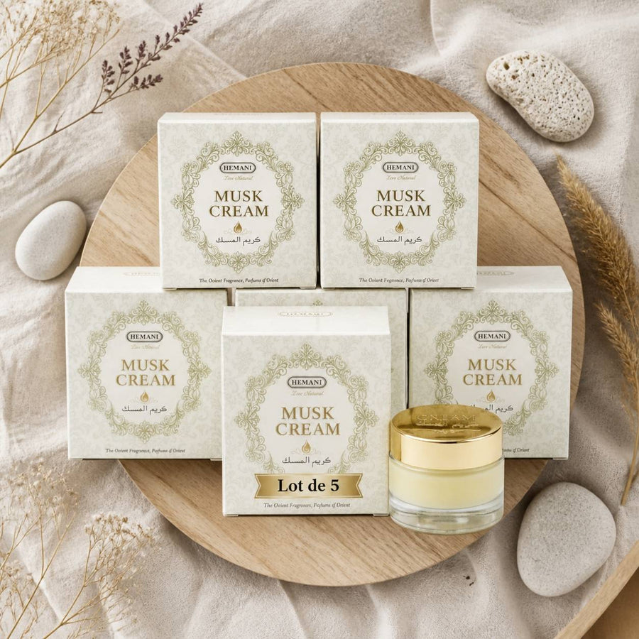 5 Crème Musc pour le Corps - Hemani – composition flat lay avec éléments naturels, vue du dessus