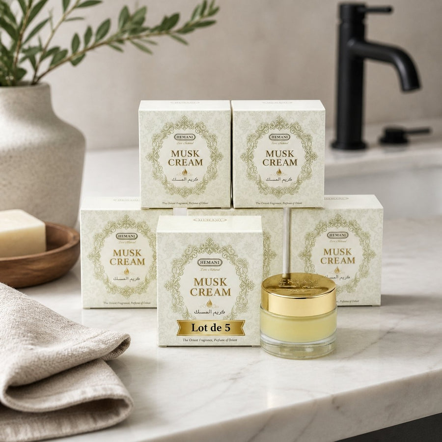 5 Crème Musc pour le Corps - Hemani – présentation du produit dans une salle de bain lumineuse et naturelle