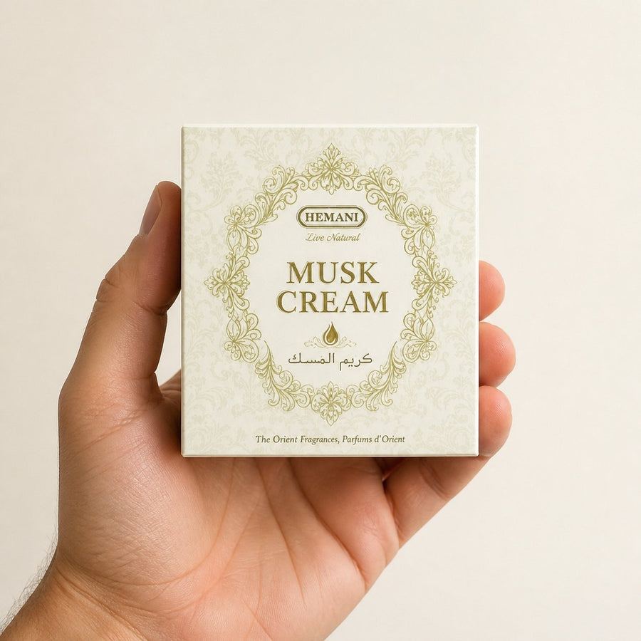 5 Crème Musc pour le Corps - Hemani – taille et contenance réelles du produit en main