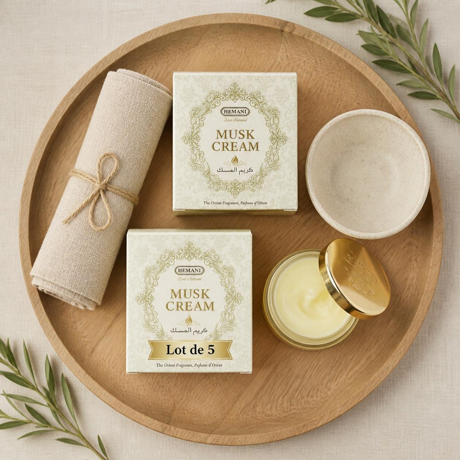 5 Crème Musc pour le Corps - Hemani – rituel d'utilisation vu du dessus, ambiance naturelle zen
