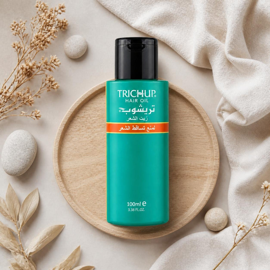5 Huile Anti-Chute Soin Indien Trichup 50mL – composition flat lay avec éléments naturels, vue du dessus