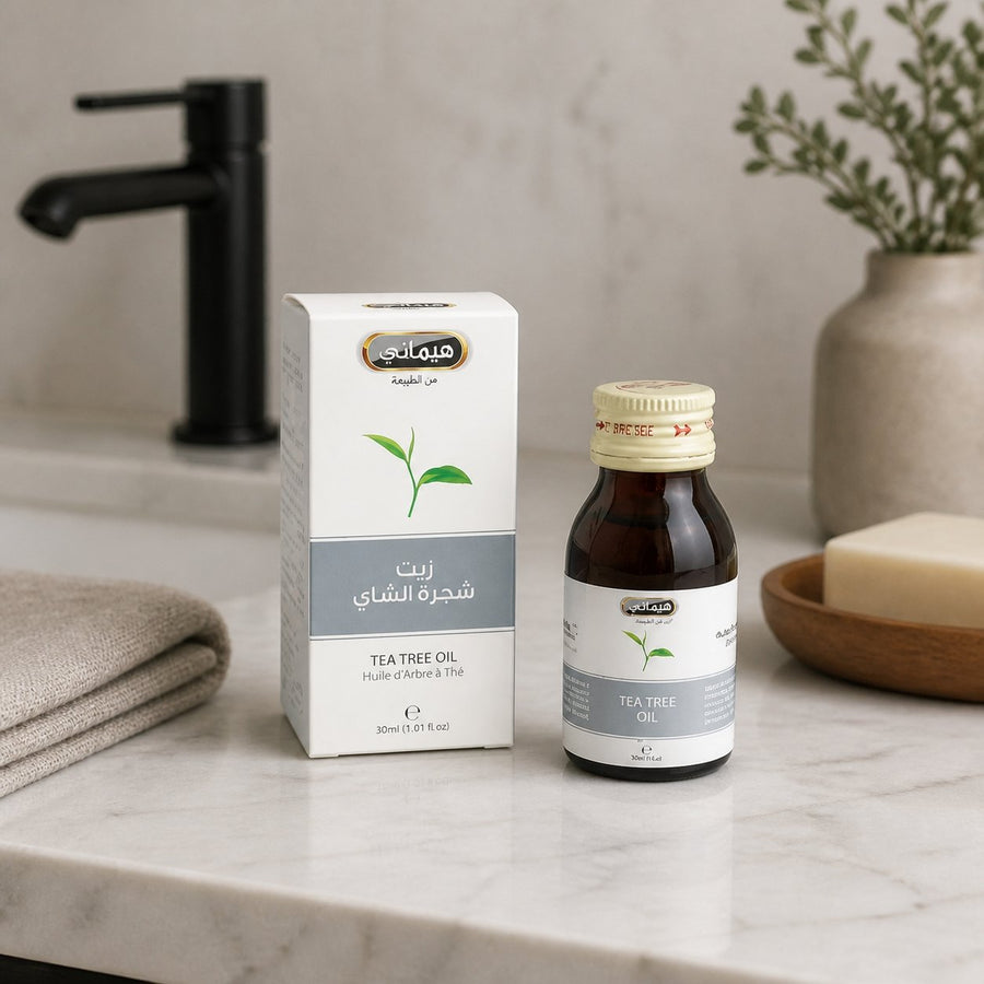 5 Huile d'Arbre à Thé 30mL 100% Naturelle Hemani – présentation du produit dans une salle de bain lumineuse et naturelle