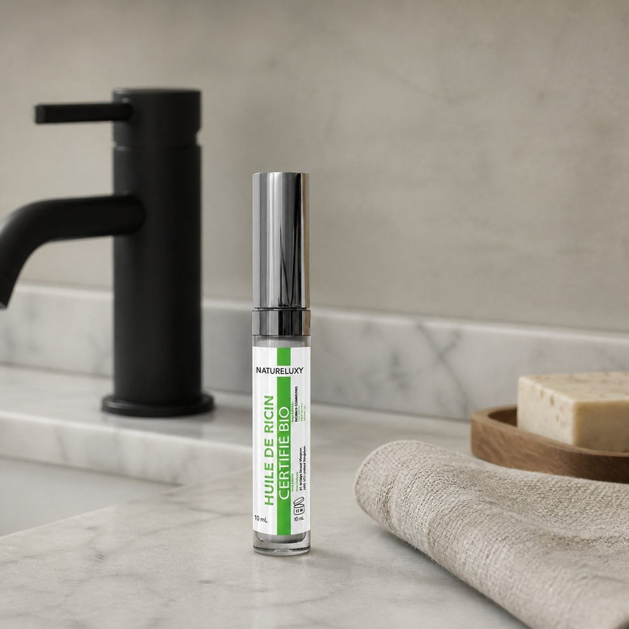 5 Huile de ricin en mascara pour faire pousser les cils - 10 ml – présentation du produit dans une salle de bain lumineuse et naturelle