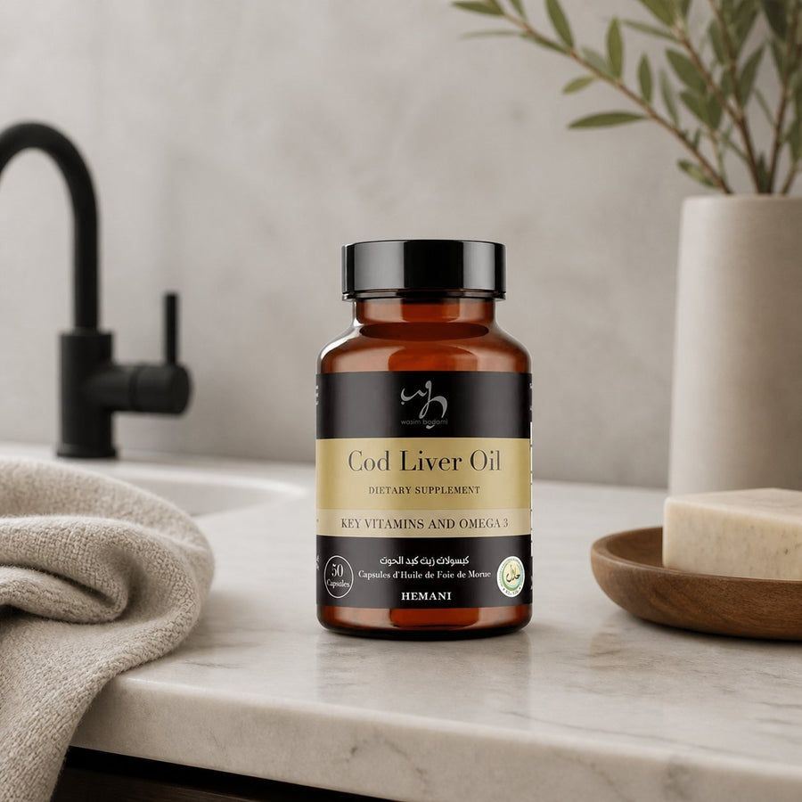 50 Capsules à l'huile de Foie de Morue - Hemani – présentation du produit dans une salle de bain lumineuse et naturelle