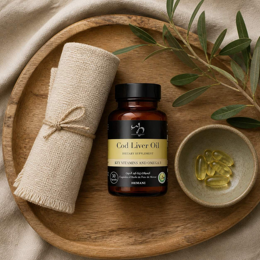 50 Capsules à l'huile de Foie de Morue - Hemani – rituel d'utilisation vu du dessus, ambiance naturelle zen