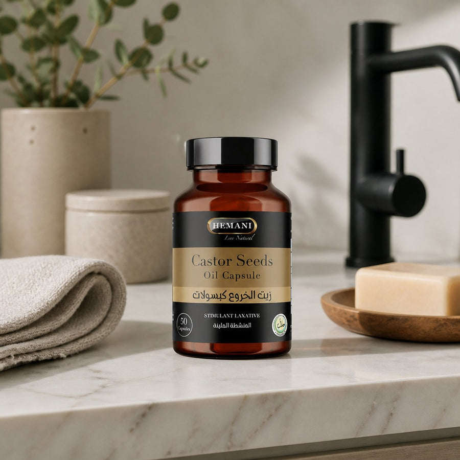 50 Capsules à l'huile de Graine de Ricin - Hemani – présentation du produit dans une salle de bain lumineuse et naturelle