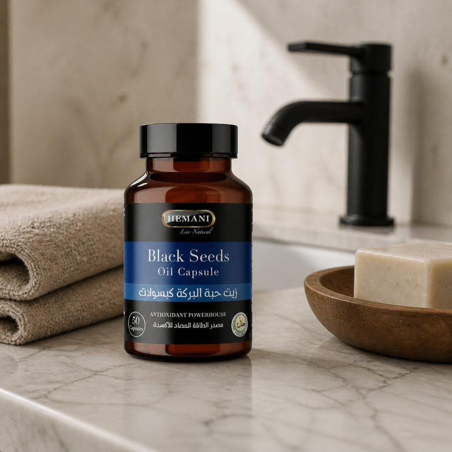 50 Capsules à l'Huile de Nigelle - Hemani – présentation du produit dans une salle de bain lumineuse et naturelle