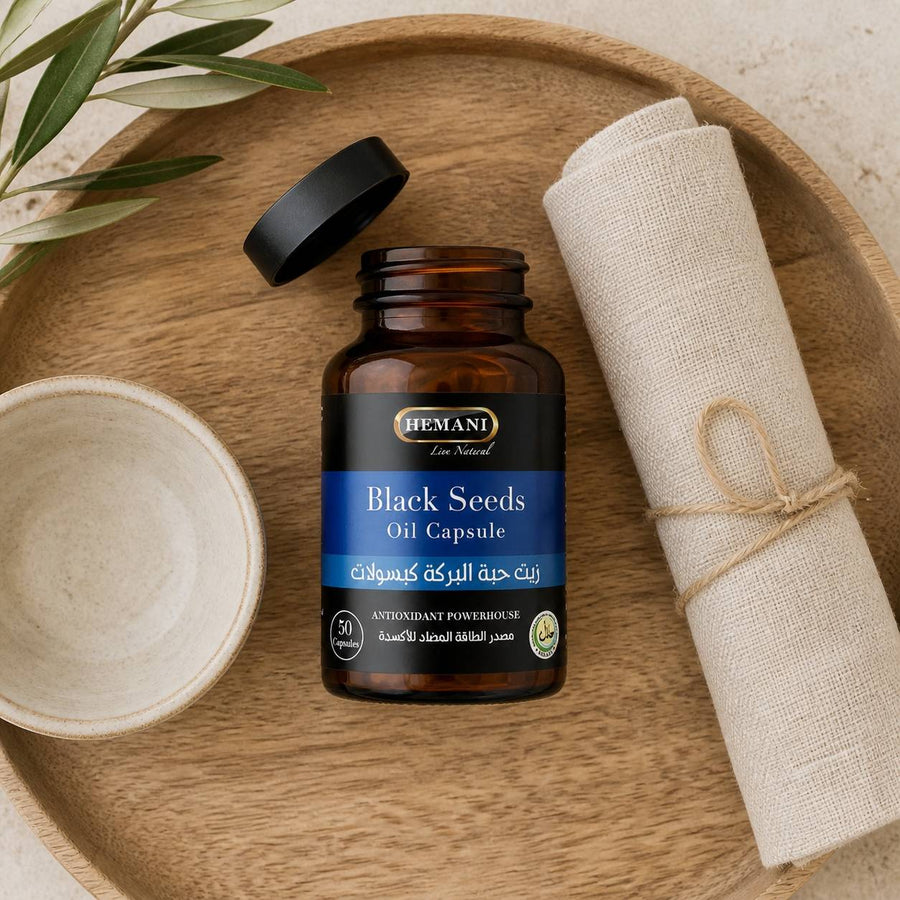 50 Capsules à l'Huile de Nigelle - Hemani – rituel d'utilisation vu du dessus, ambiance naturelle zen