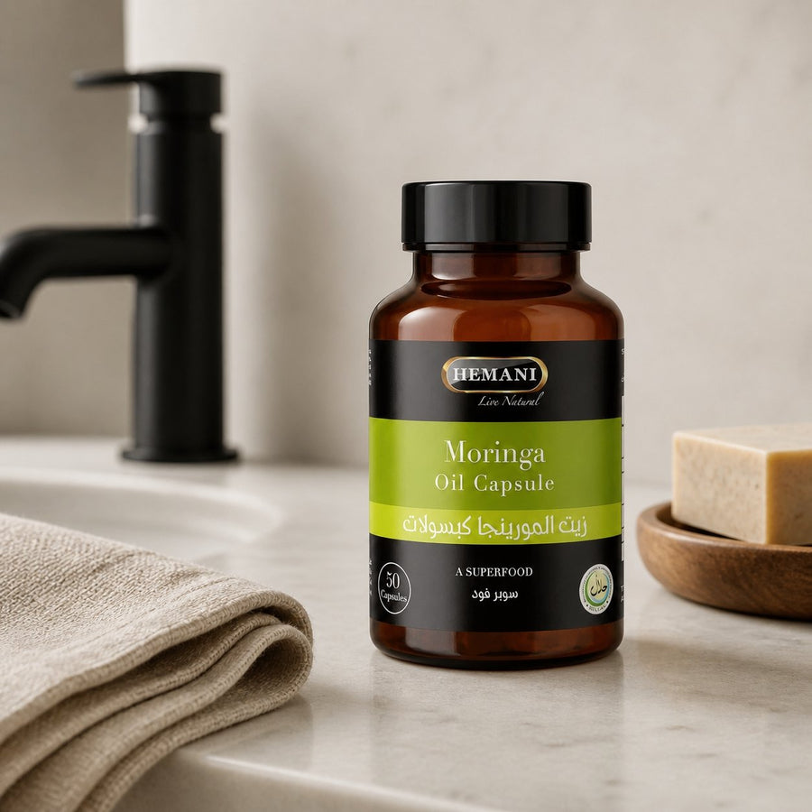 50 Capsules de Moringa - Hemani – présentation du produit dans une salle de bain lumineuse et naturelle