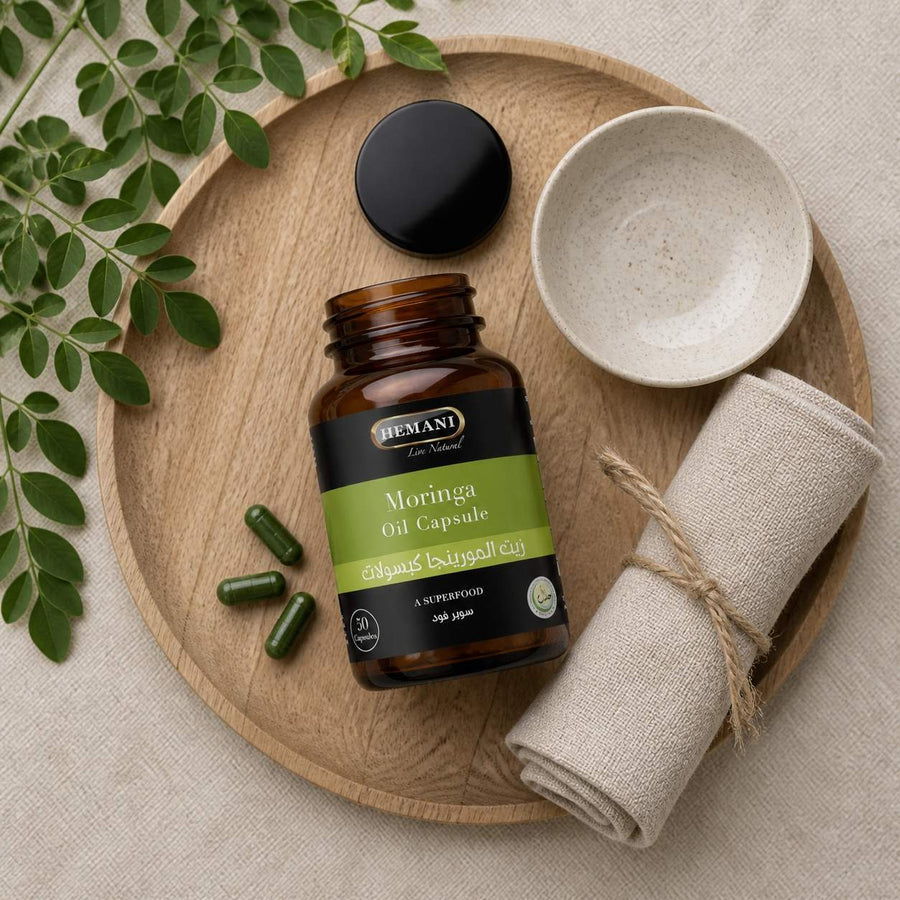 50 Capsules de Moringa - Hemani – rituel d'utilisation vu du dessus, ambiance naturelle zen
