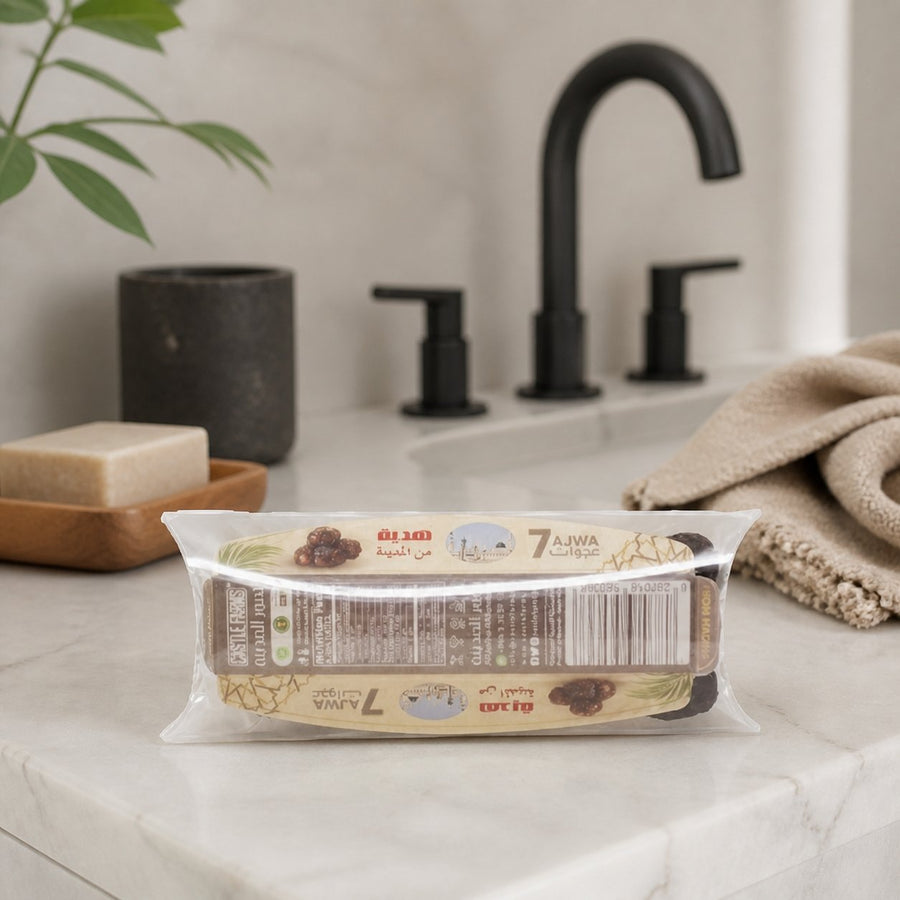 7 Dattes Ajwa de Médine - Lot de 7 – présentation du produit dans une salle de bain lumineuse et naturelle