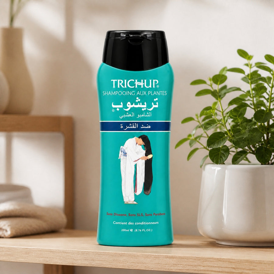 2 Shampoings Soin Indien Anti-pelliculaire  Trichup 200ml – présentation sur étagère en bois