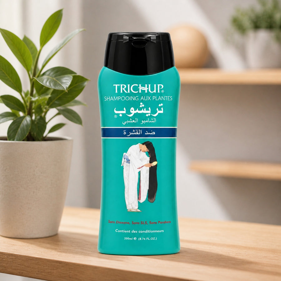 Shampoing Soin Indien Anti-pelliculaire Trichup 200ml – présentation sur étagère en bois