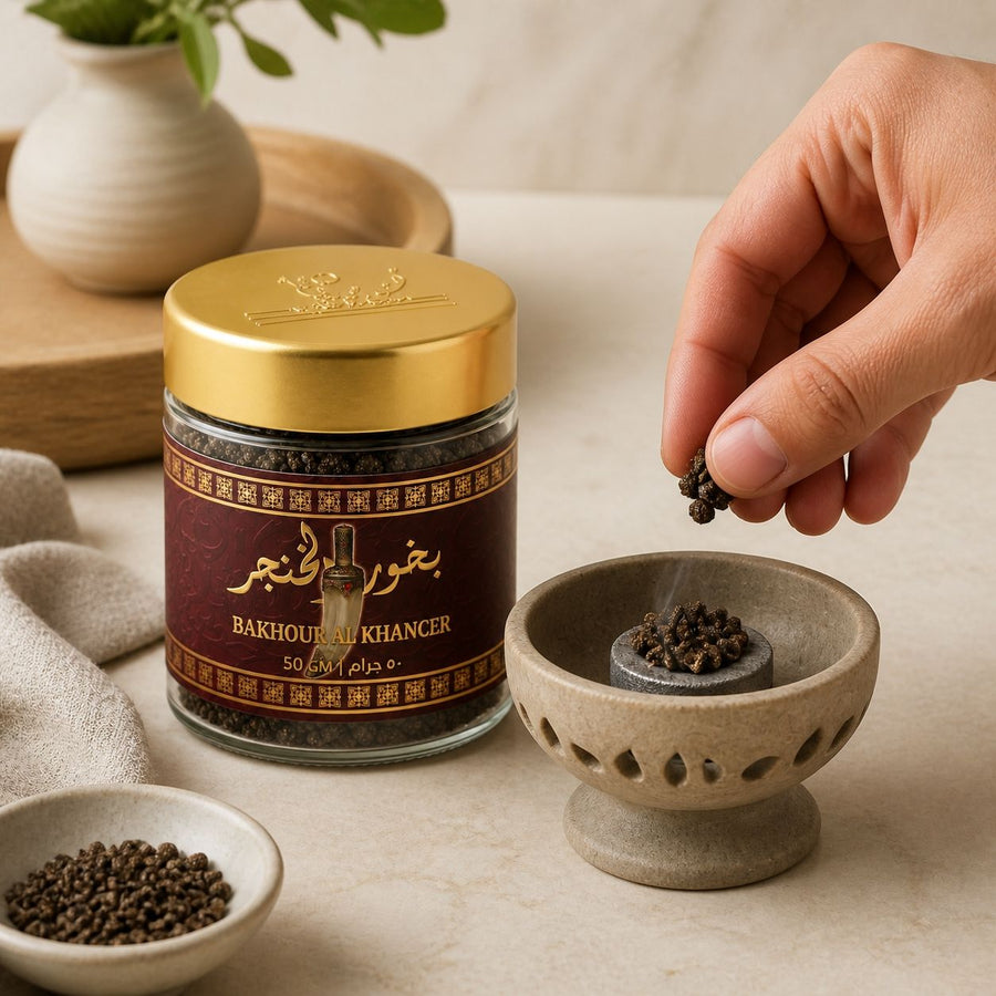 Bakhour Khanjar (Encens) en poudre – Oud, musc & huiles parfumées – Parfum d’ambiance oriental – application en situation réelle, geste de soin quotidien