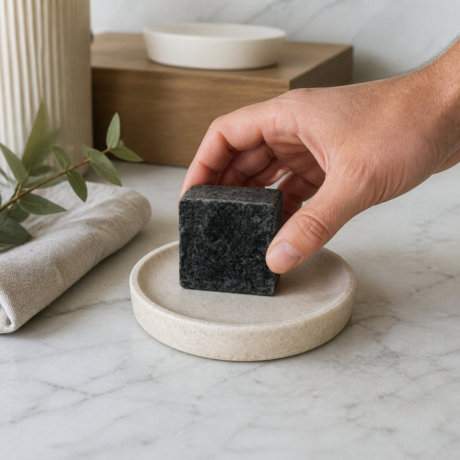 Lot de 1 carré de musc noir – parfum solide – application en situation réelle, geste de soin quotidien