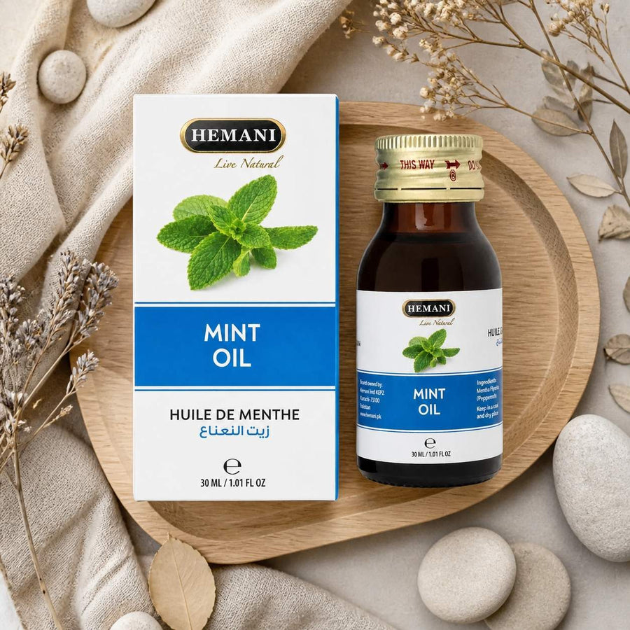 Huile de Menthe 30mL Hemani – composition flat lay avec éléments naturels, vue du dessus