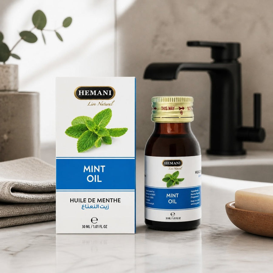 Huile de Menthe 30mL Hemani – présentation du produit dans une salle de bain lumineuse et naturelle