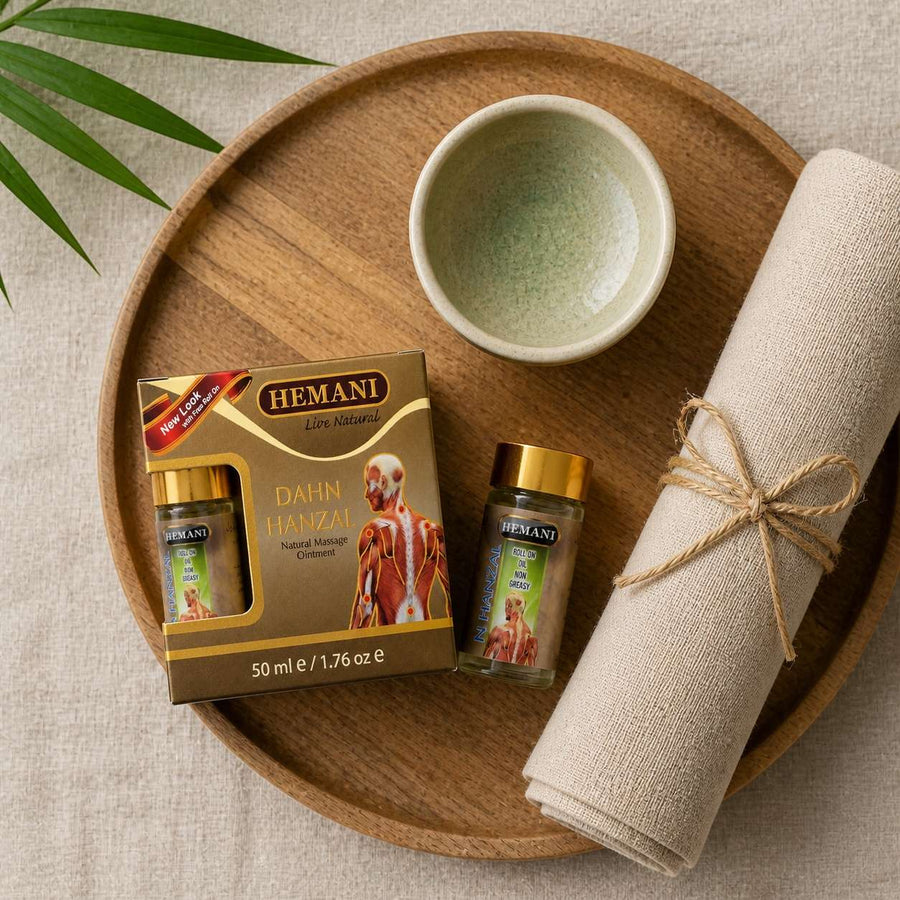 Crème de massage relaxante Dahn Hanzal 100% naturelle + Roll-on – rituel d'utilisation vu du dessus, ambiance naturelle zen