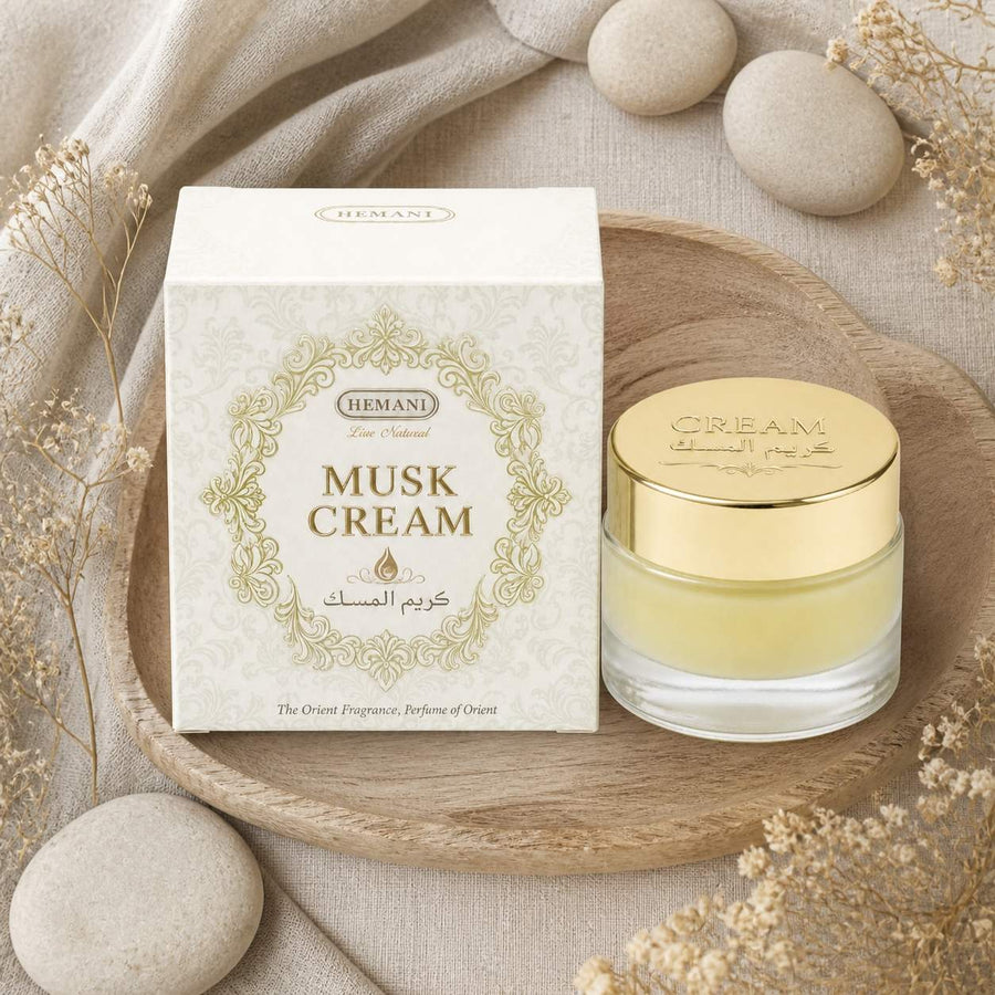 Crème de Musc pour le Corps - Hemani – composition flat lay avec éléments naturels, vue du dessus