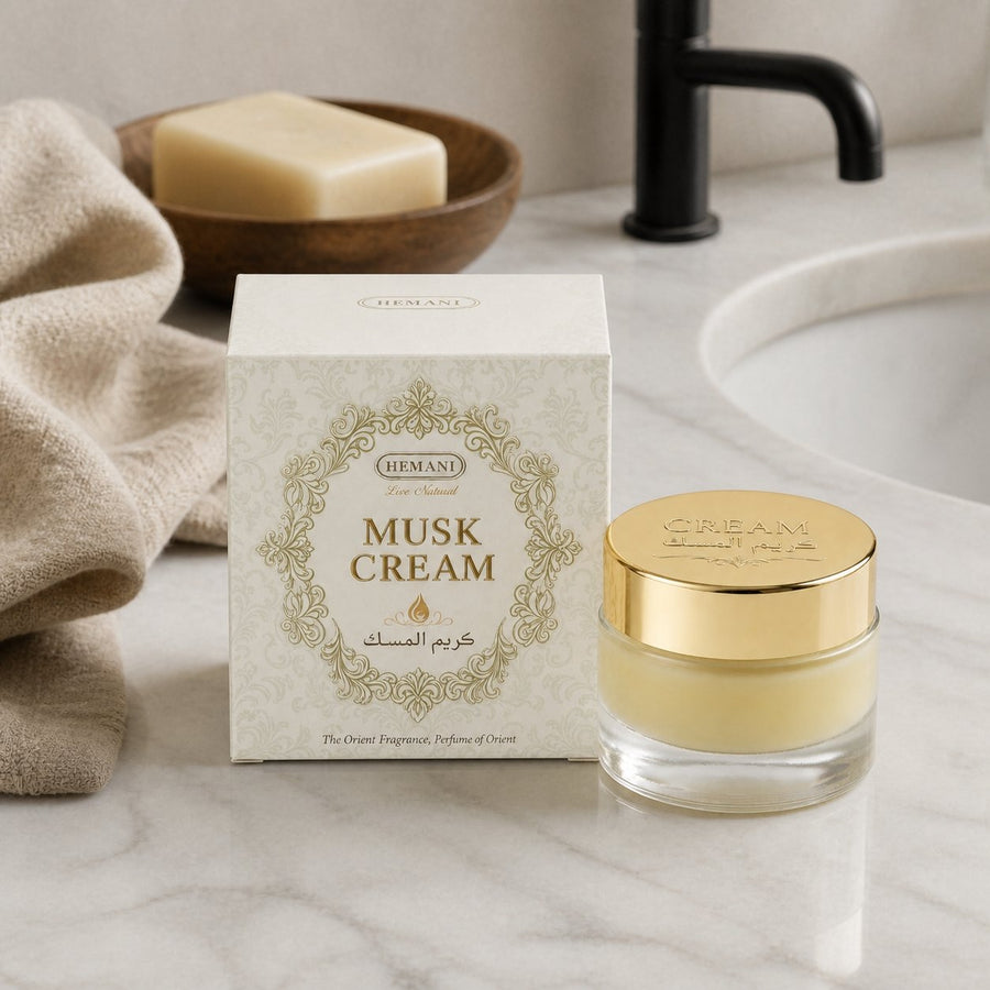Crème de Musc pour le Corps - Hemani – présentation du produit dans une salle de bain lumineuse et naturelle