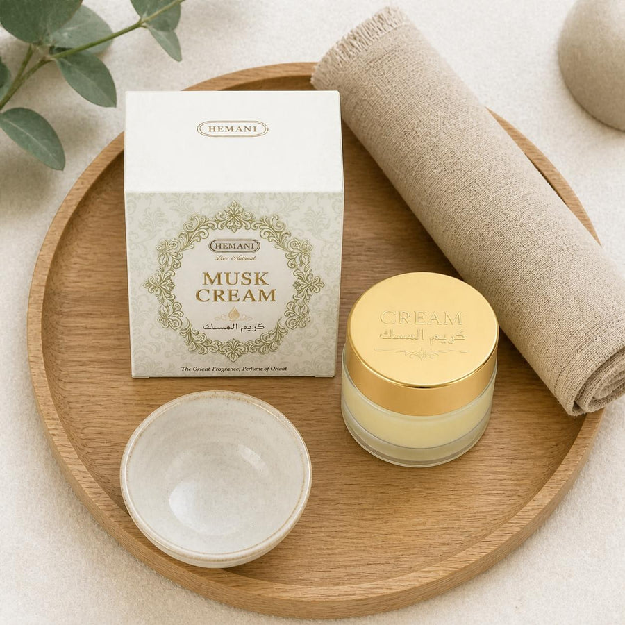 Crème de Musc pour le Corps - Hemani – rituel d'utilisation vu du dessus, ambiance naturelle zen