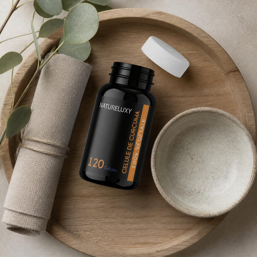 Curcuma 120 Gélules 300 mg - Gélules Végétales – rituel d'utilisation vu du dessus, ambiance naturelle zen
