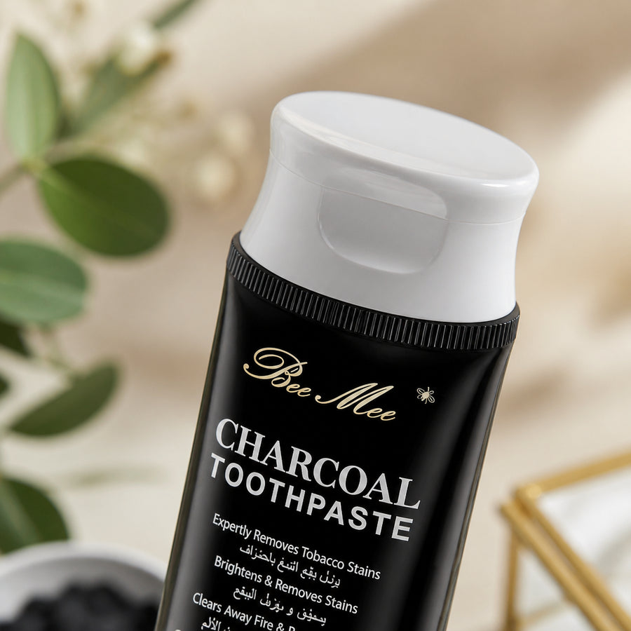 Dentifrice au Charbon 100 g - Sans Fluor Ajouté - gros plan macro du bouchon et de l'étiquette, packaging d'origine