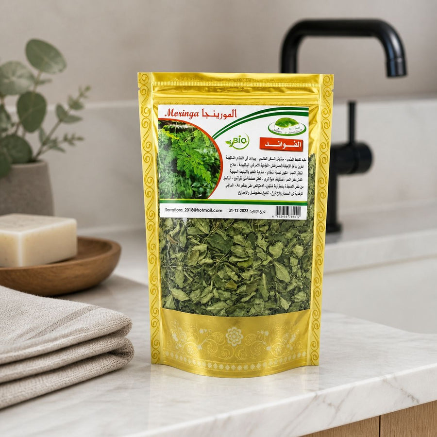 Infusion Moringa - Feuille de Moringa séchés - 40g – présentation du produit dans une salle de bain lumineuse et naturelle