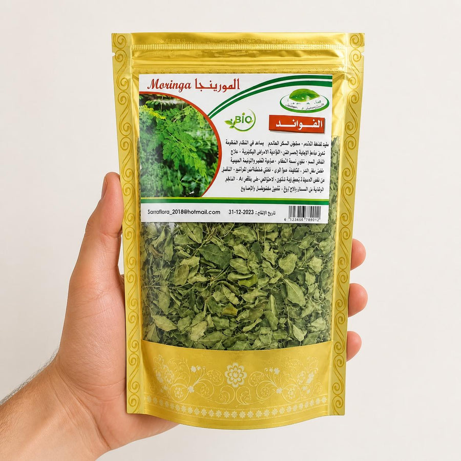 Infusion Moringa - Feuille de Moringa séchés - 40g – taille et contenance réelles du produit en main