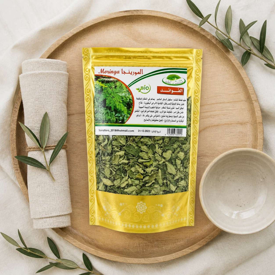 Infusion Moringa - Feuille de Moringa séchés - 40g – rituel d'utilisation vu du dessus, ambiance naturelle zen