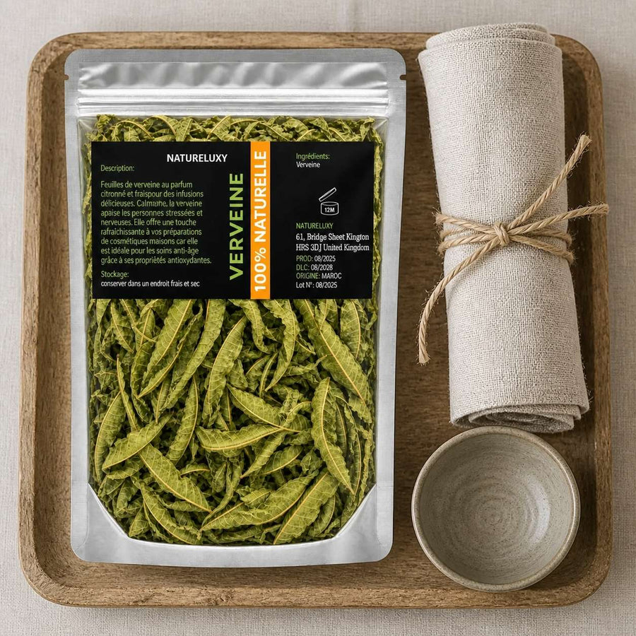Feuilles de Verveine séchées 50g naturelles – rituel d'utilisation vu du dessus, ambiance naturelle zen