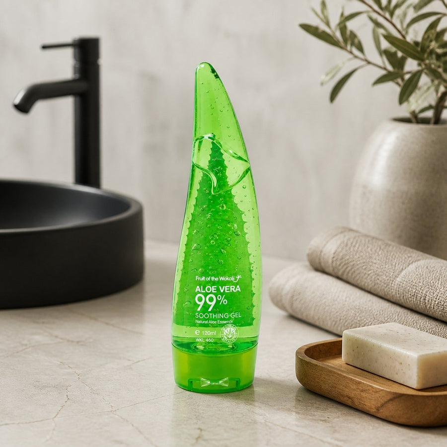 Gel d’Aloé Vera 120 mL — Format Pratique – présentation du produit dans une salle de bain lumineuse et naturelle