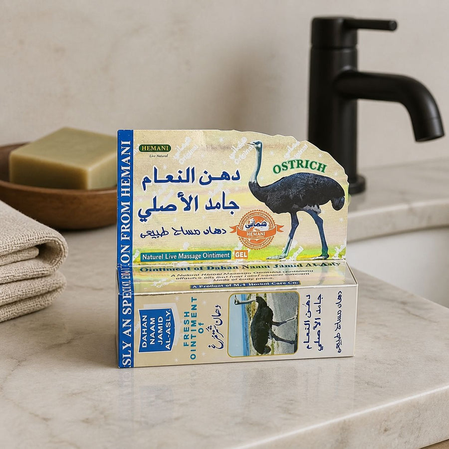 Hemani Gel de Massage à l'Huile d'Autruche 60 g – Cou, Dos, Épaules, Jambes – Usage Externe – présentation du produit dans une salle de bain lumineuse et naturelle