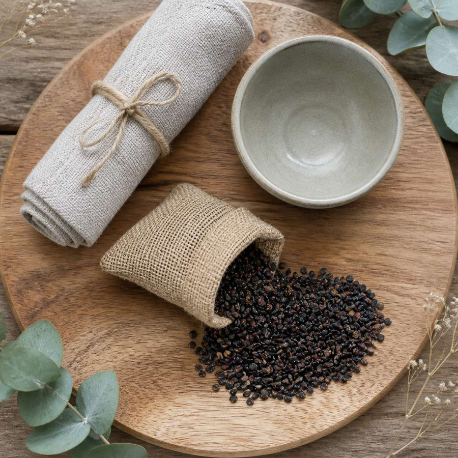 Graines de Nigelle d'Arabie - 60 g – rituel d'utilisation vu du dessus, ambiance naturelle zen
