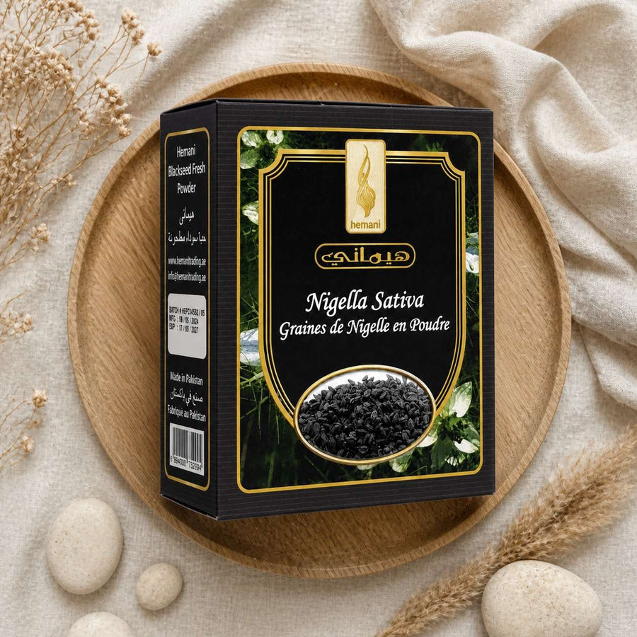 Graines de Nigelle en Poudre 200g Naturelle Hemani – composition flat lay avec éléments naturels, vue du dessus