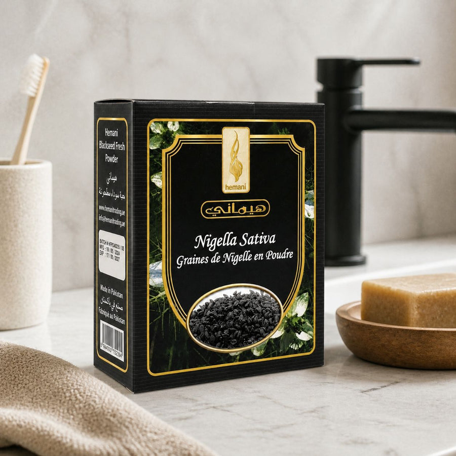 Graines de Nigelle en Poudre 200g Naturelle Hemani – présentation du produit dans une salle de bain lumineuse et naturelle