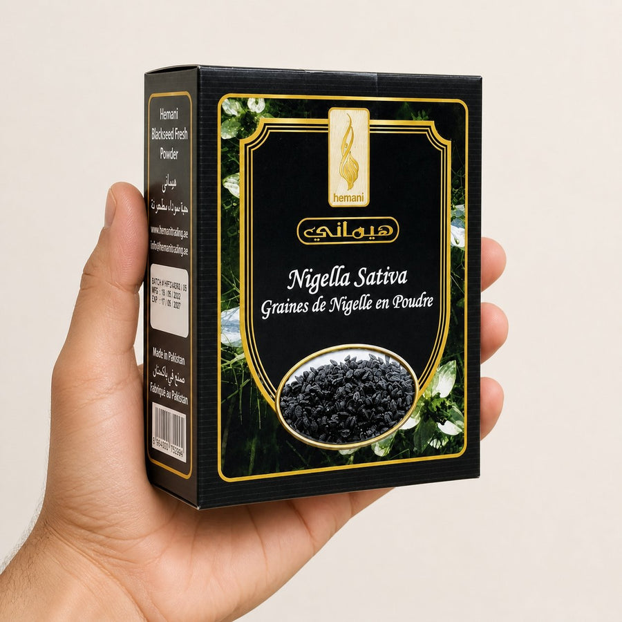 Graines de Nigelle en Poudre 200g Naturelle Hemani – taille et contenance réelles du produit en main