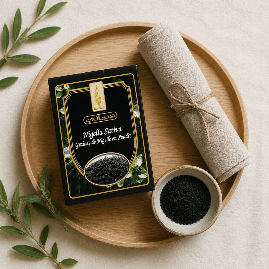 Graines de Nigelle en Poudre 200g Naturelle Hemani – rituel d'utilisation vu du dessus, ambiance naturelle zen