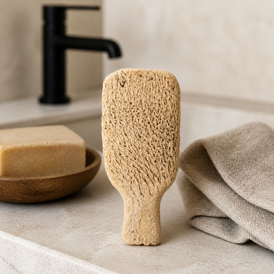 Grattoir Gommage en Terre Cuite – présentation du produit dans une salle de bain lumineuse et naturelle