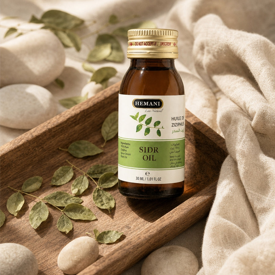 Huile de Sidr 30 mL Hemani - ambiance lifestyle sur plateau noyer et lin 100% naturelle