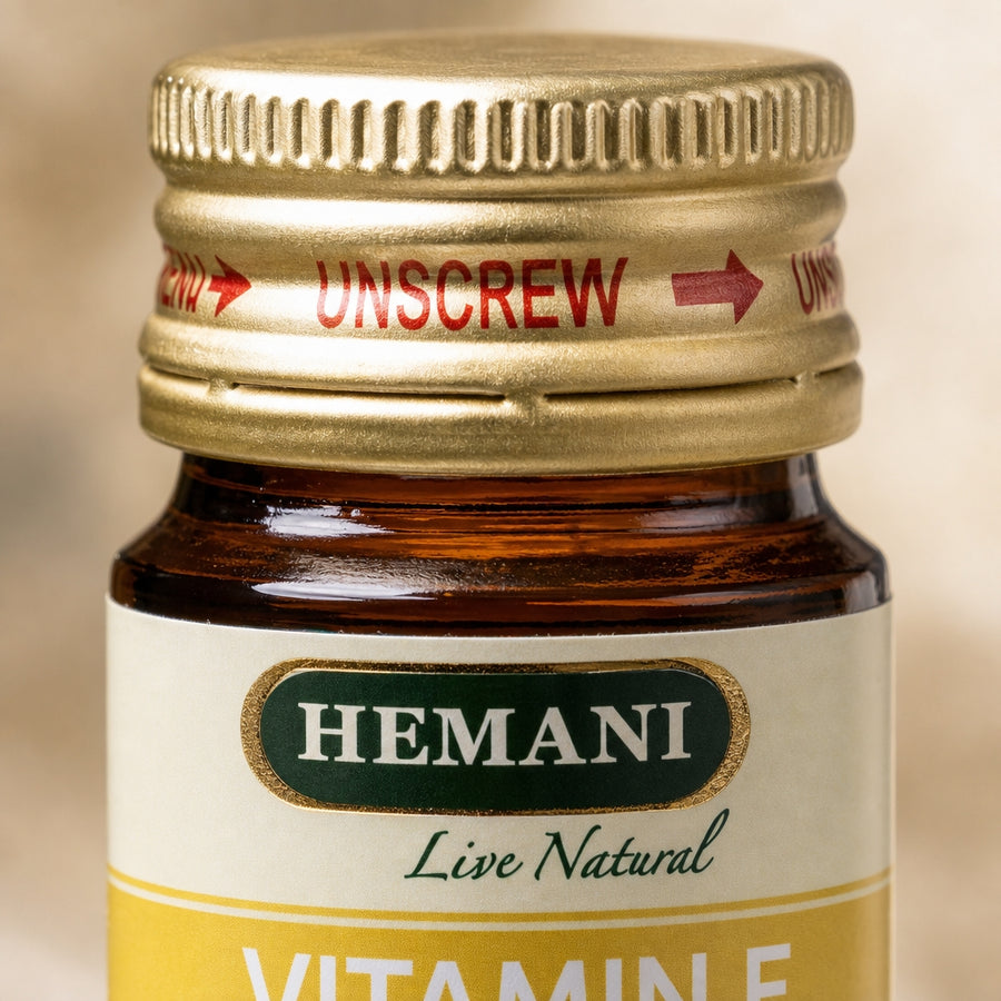 Huile de Vitamine E 30 mL Hemani - gros plan macro de la texture et du bouchon 100% naturelle