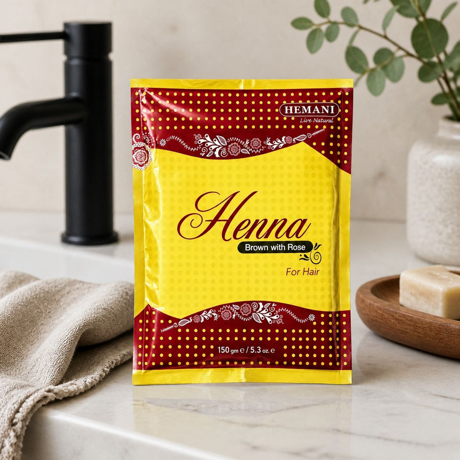 Henné Hemani Marron à la Rose – présentation du produit dans une salle de bain lumineuse et naturelle