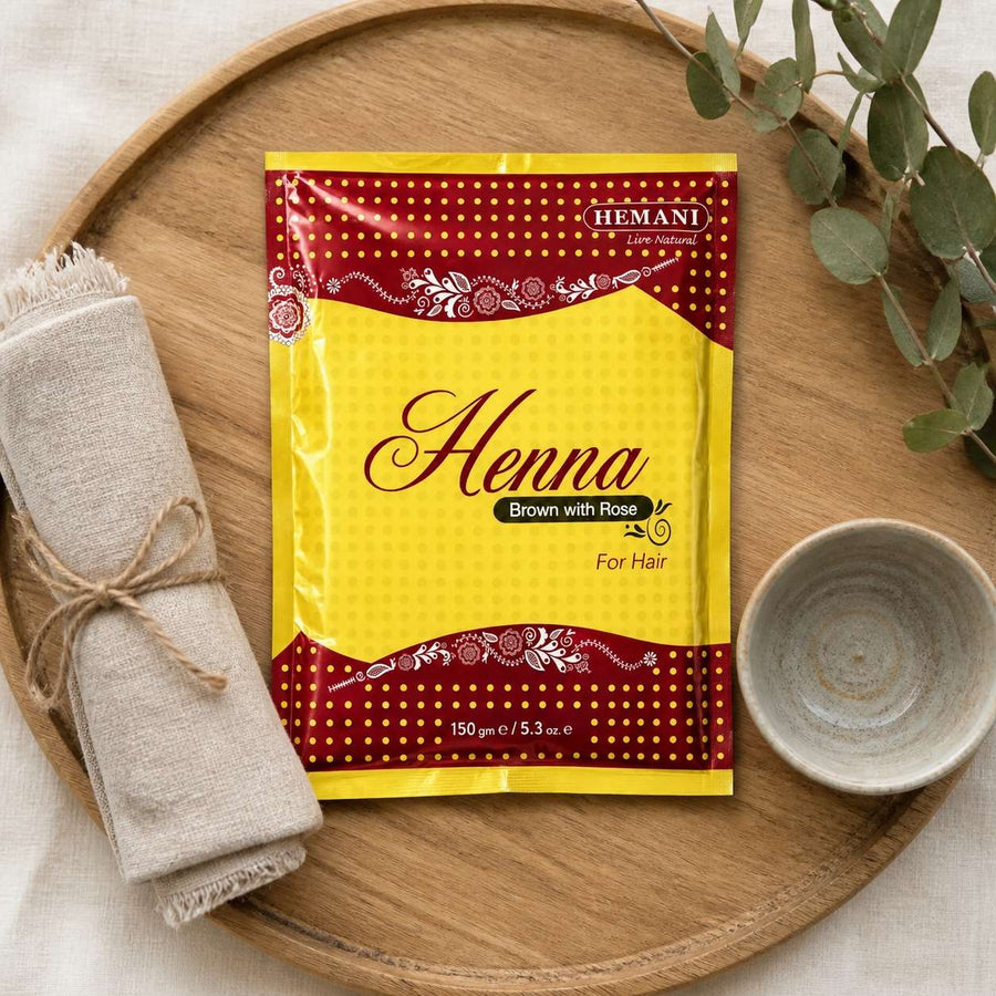 Henné Hemani Marron à la Rose – rituel d'utilisation vu du dessus, ambiance naturelle zen